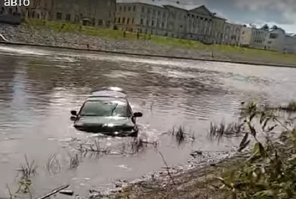 В итоге - машина переплыла реку Вологду. Фото Евгения Головина.