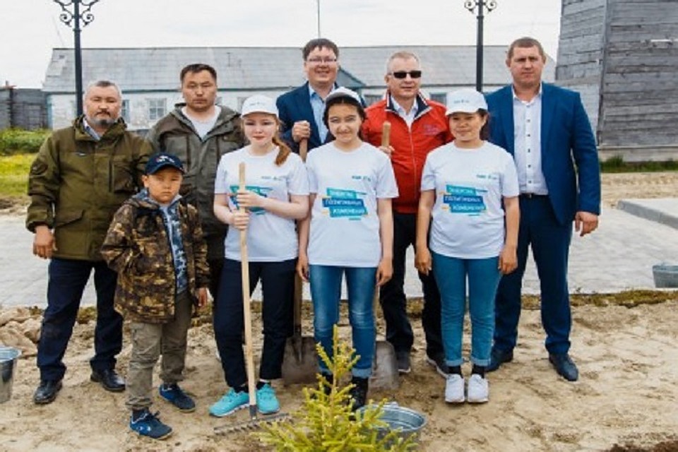 В заполярном Новом Порту высадили еловую аллею Фото: правительство ЯНАО