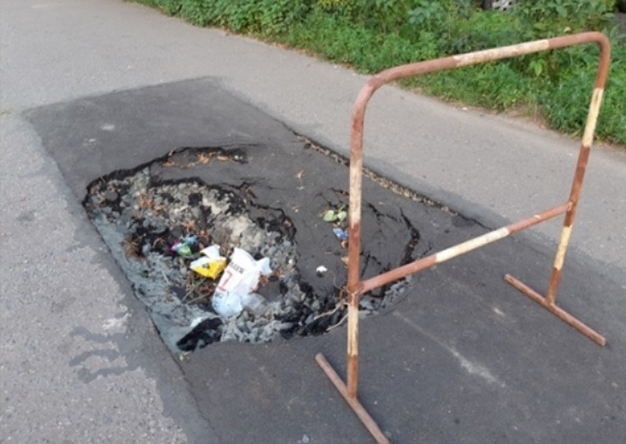 Куряне стали бросать в яму мусор