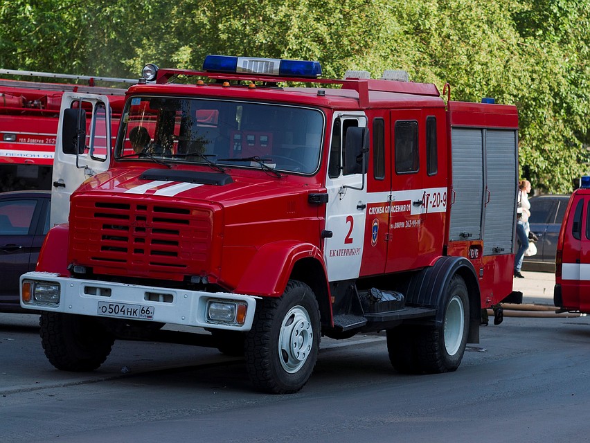 По лестнице спасатели вывели на улицу 15 человек