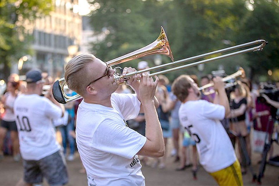 Летний Хельсинки привлекает уличных музыкантов. Фото: Mikko Ahmajärvi / Yle