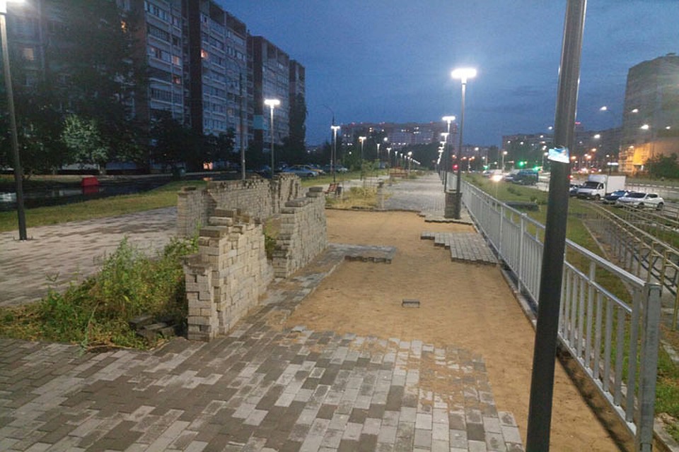 Стало известно, почему разбирают новенькую брусчатку в районе Мещеры. ФОТО: Роман Бобков