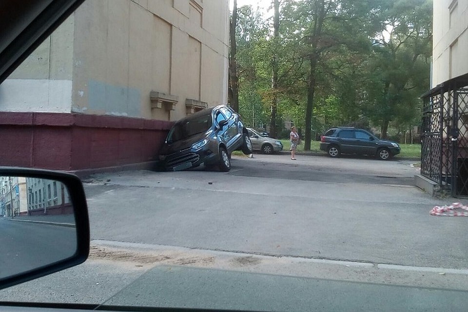В Московском районе Петербурга под землю провалился кроссовер. Фото: vk.com/spb_today