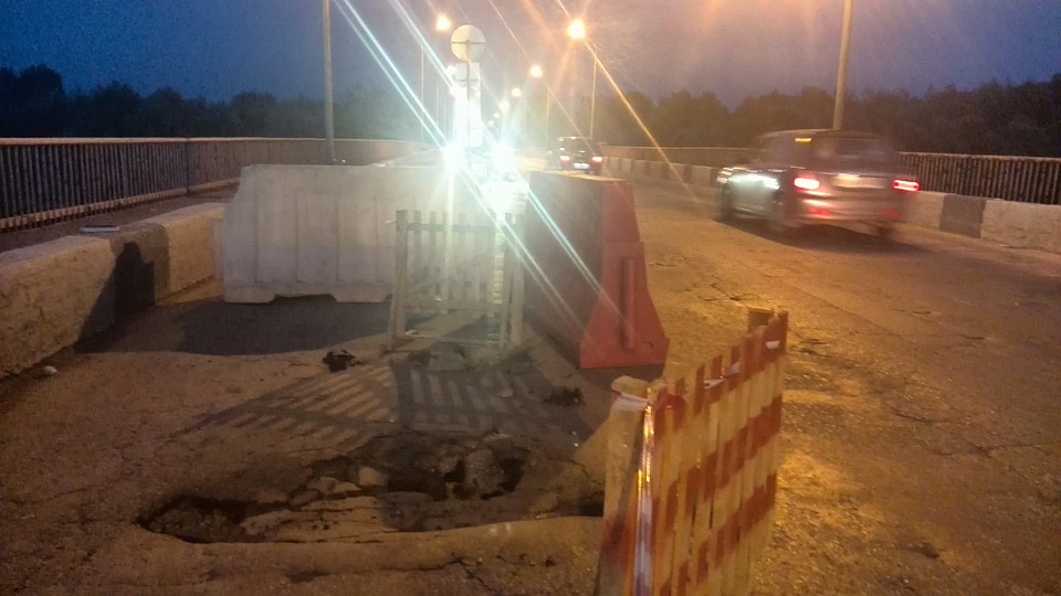 До 31 августа дорожное полотно на мосту следует обновить