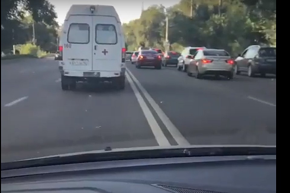 За скорой ехать удобно, вот только отвечать за это, видимо, придется.