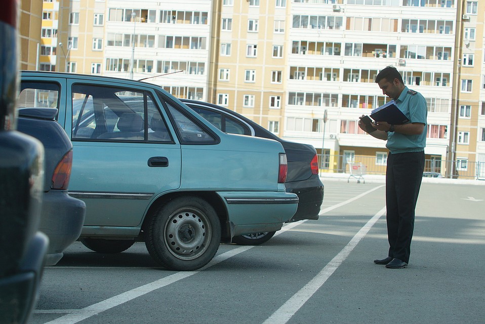 Судебные приставы контролируют эвакуацию автомобиля должника.