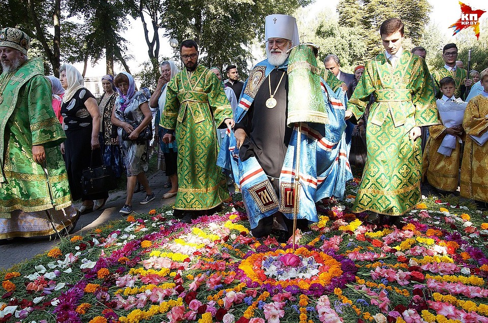 Для митрополита Павла в Гомеле выслали 100-метровый живой ковер