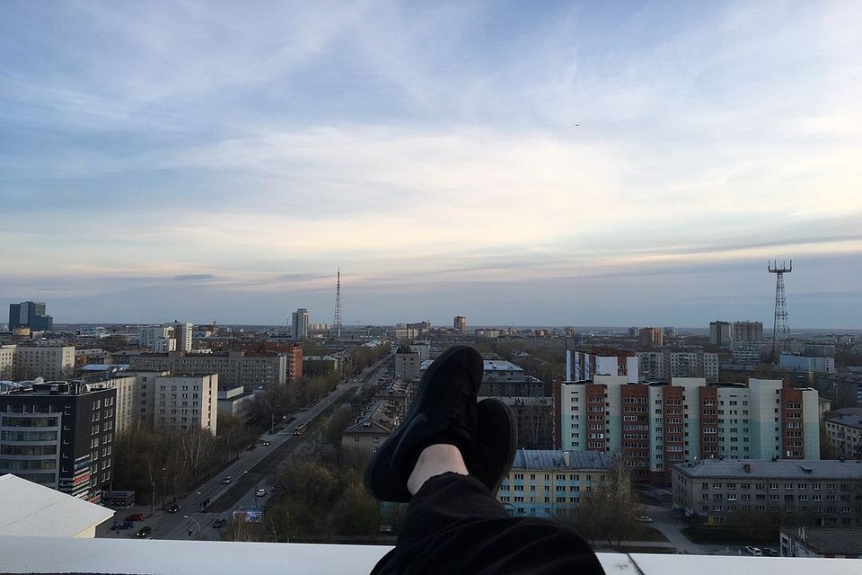 Парень врал маме, что не лазит по крышам, а сам выкладывал фото и видео с высоток. Фото: соцсети.