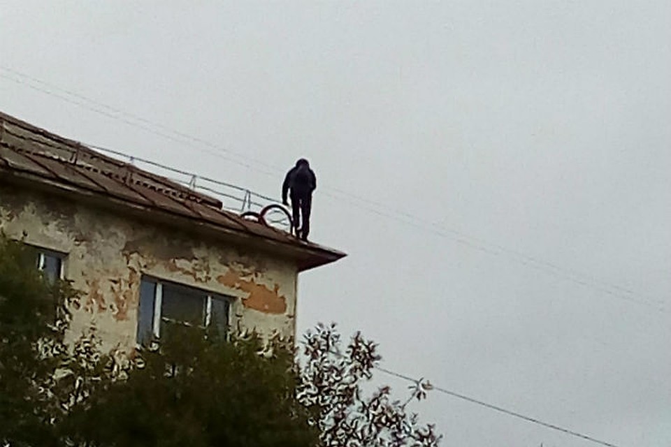 Падение с высоты пятого этажа могло закончиться для мужчины если не гибелью, то кататравмой. Фото: vk.com/rescuemurman
