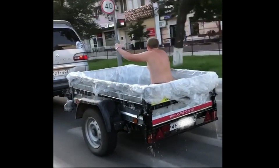 Для кого-то это юмор, а для кого-то - нарушение правил перевозки людей.