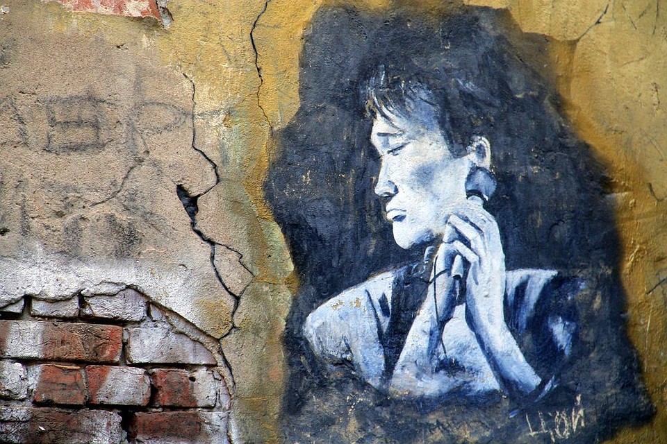 О Викторе Цое помнят до сих пор. На фото - стена возле знаменитого клуб-музея «Котельная Камчатка».