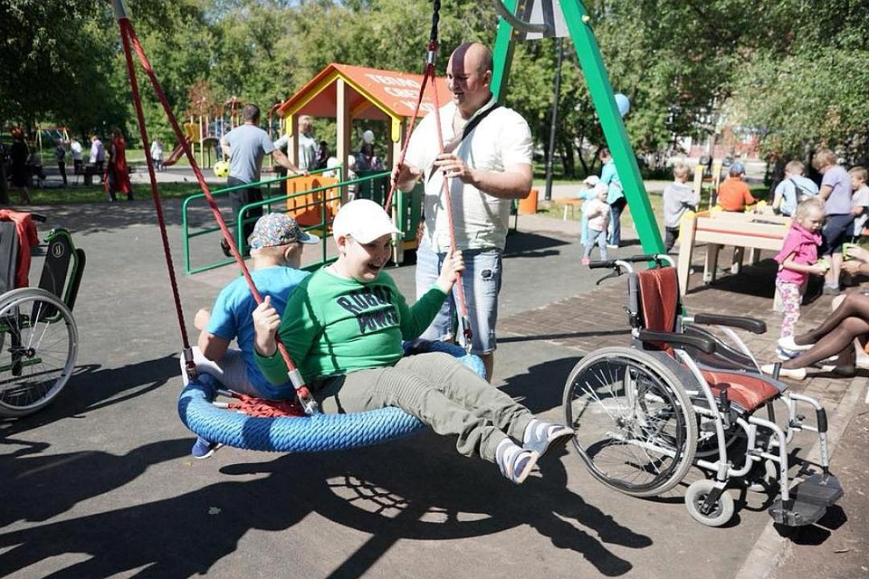Дети с удовольствием играют на новой площадке.