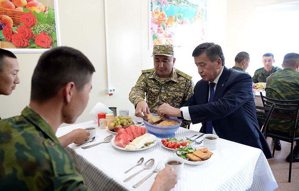 Президент отведал солдатской еды вместе с военнослужащими...