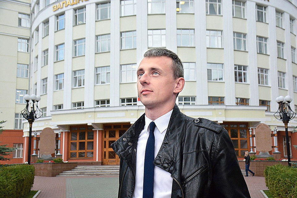В 31 год Александр Смирнов уже прошел путь от сигналиста до диспетчера первой категории