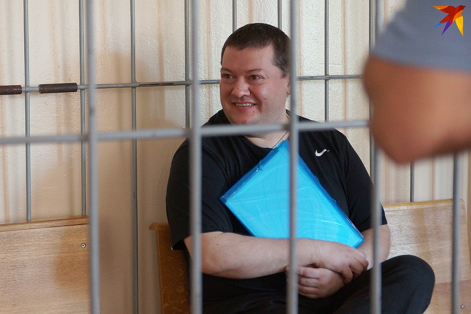 Константин отвечает улыбкой на приветствия друзей, которые пришли поддержать его