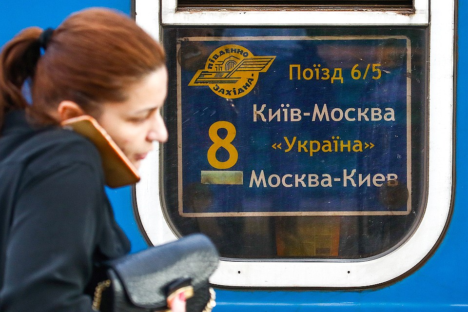У поезда Киев - Москва на Киевском вокзале российской столицы. ФОТО Валерий Шарифулин/ТАСС