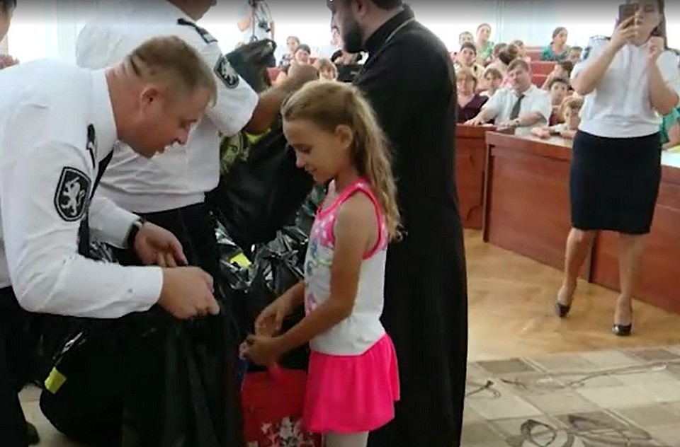 Полициейские сами привезли детям все необходимое к школе. Фото: скриншот