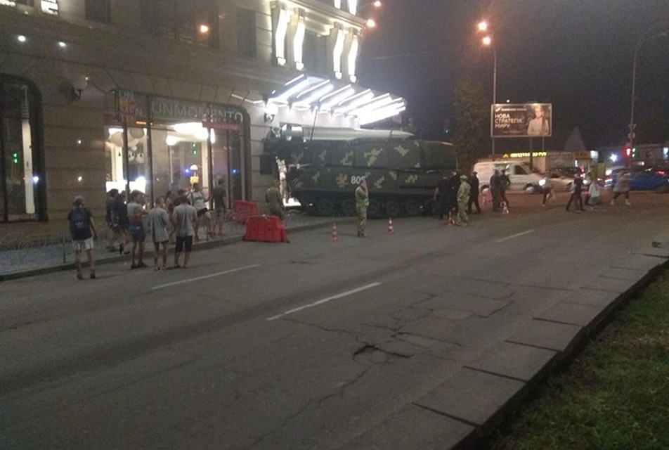 Зенитная установка врезалась в здание бизнес-центра. Фото: twitter.com/HughesDonUa