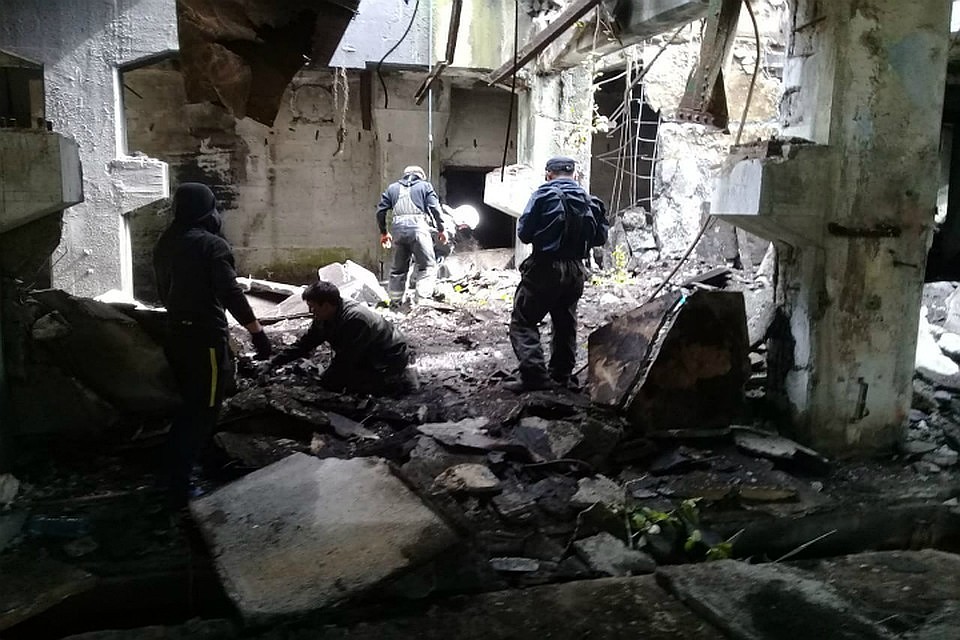 В сети появилось видео разбора завалов на месте бывшего завода на Сахалине