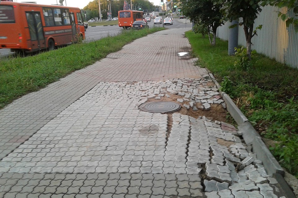 На такой дорожке можно запросто поломать ноги