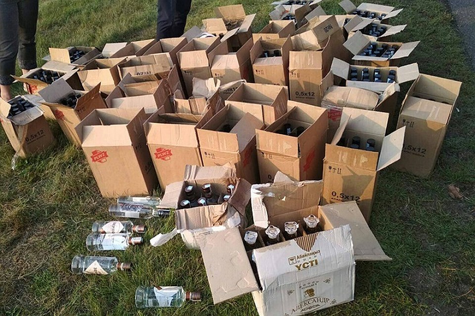 В машине было несколько коробок с алкоголем без белорусских акциз. Фото: УВД Брестского облисполкома.