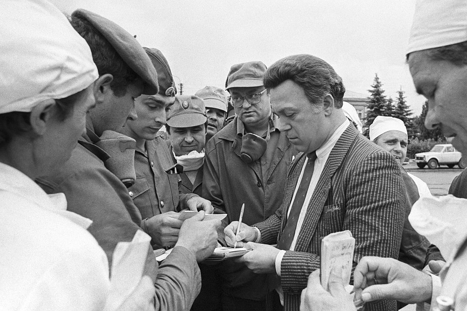 Иосиф Кобзон среди ликвидаторов аварии на Чернобыльской АЭС, июль 1986 года. ФОТО Владимир Репик /Фотохроника ТАСС