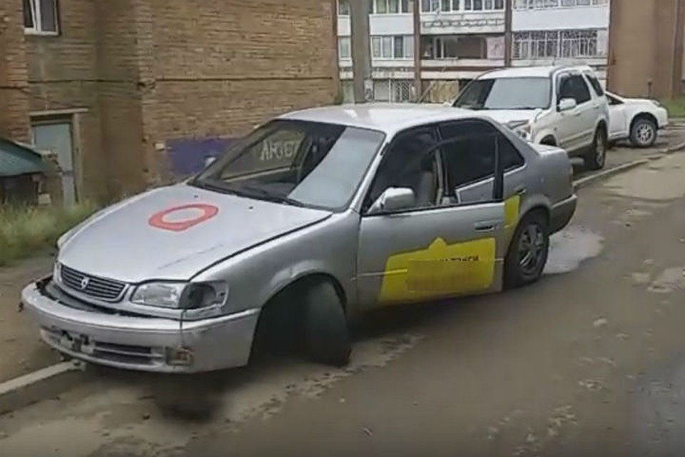 ДТП в Иркутске: пьяный таксист протаранил два автомобиля в микрорайоне Юбилейный. Фото: группа "ДТП 38RUS"