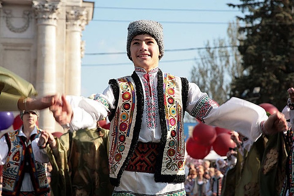 А сколько денег было потрачено на сам праздник? Думается, немало. Сцену поставить, фольклорные ансамбли пригласить, еще какие-то праздничные мероприятия провести, полицейским заплатить за сверхурочную работу. Это одна причина, по которой такой дорогой праздник нам не нужен. Но есть и другая. Как же обрадовалась наша правящая элита освобождению «из-под гнета», каким считали Советский Союз! Суверенитет, независимость, подъем национального сознания и все такое... И праздник Лимба ноастрэ, кстати, первые годы так и назывался, простенько и со вкусом. Это потом к прежнему названию присобачили «чя ромынэ» (наш язык — румынский). Мертворожденный праздник породил раскол в обществе, который с годами только углубляется. Хочется верить, что с отменой этого праздника можно хоть как-то примирить наше донельзя расколотое общество. Это вторая и самая главная причина, по которой стоит 31 августа сделать обыкновенным рабочим днем! Раз этот праздник никому не нужен — ни нашим правителям, ни самому народу — нам бы этот праздник - Лимба ноастрэ - взять и отменить!