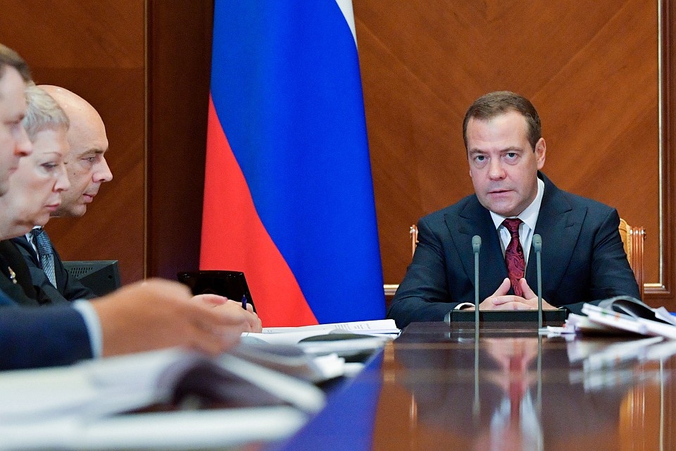 Премьер-министр РФ Дмитрий Медведев в резиденции "Горки" во время совещания о расходах бюджета на 2019 год и плановый период 2020 и 2021 годов в части демографии, здравоохранения, образования и социального обеспечения. ФОТО Александр Астафьев/пресс-служба правительства РФ/ТАСС