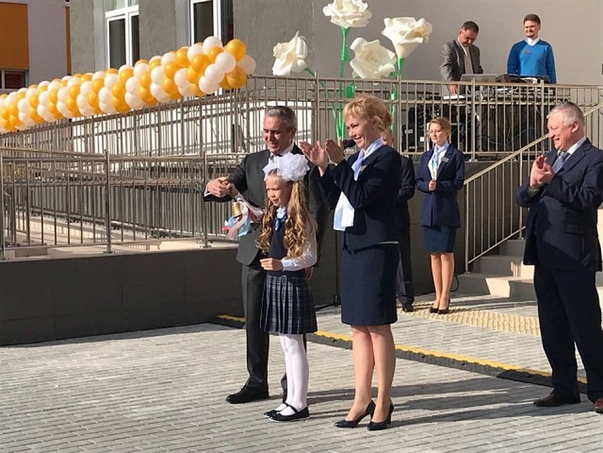 Александр Моор посетил торжественную линейку в 49 гимназии
