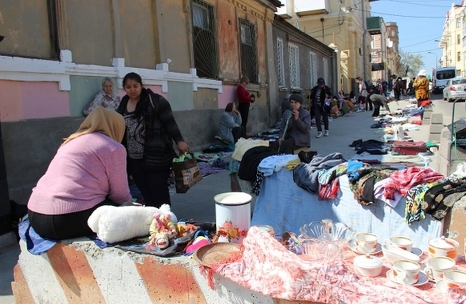 Такая торговля под окнами стала просто невыносимой, говорит жительница дома на ул. Станиславского. Фото: "Активный ростовчанин" / Марина Захарова.