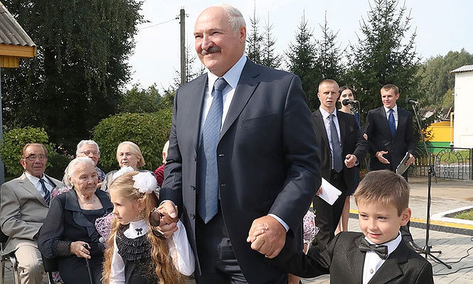 Александр Лукашенко пришел на линейку в школу, где сам когда-то учился. ФОТО: пресс-служба президента.