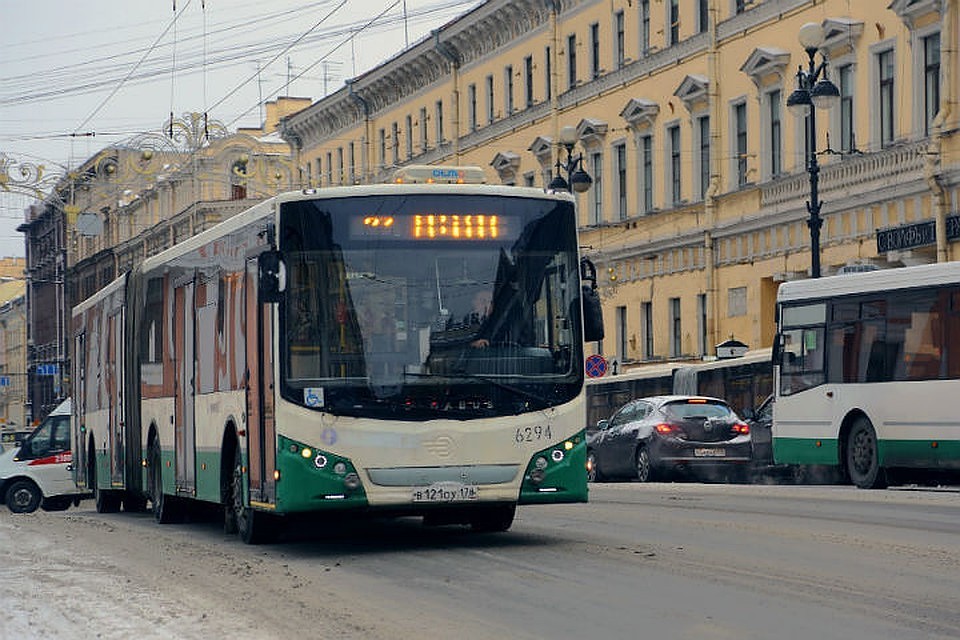 С сентября в Петербурге начали ходить школьные автобусы.