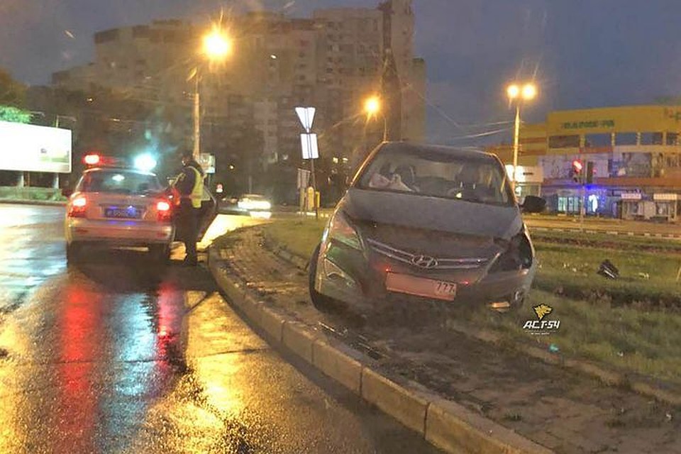 Очевидцы говорят, что человек в машине уснул.