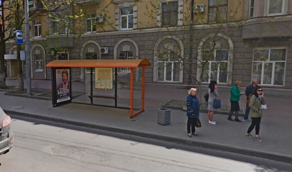 В Ростове продолжают устанавливать стеклянные остановки.