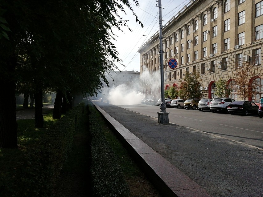 Автомобиль вспыхнул утром понедельника в самом центре Волгограда. Фото: Данилы Мелихова