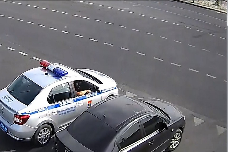 Иномарка не остановилась по требованию сотрудников ГИБДД. Фото: скриншот с камеры видеонаблюдения