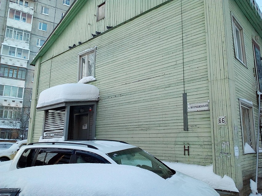 Горожанам пообещали снести эту "деревяшку" еще в 1981 году. Раньше там располагалось отделение полиции, а затем в здание переехала уголовно-исполнительная инспекция УФСИН России по РК. Фото: источник yandex.ru