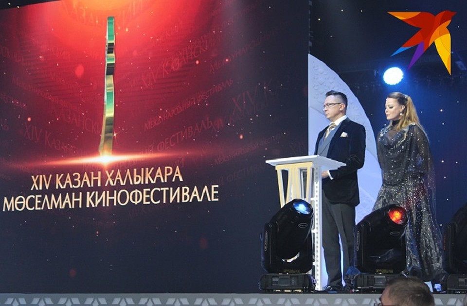 Ведущие церемонии открытия фестиваля - Искандер Хайруллин и Наталья Громушкина
