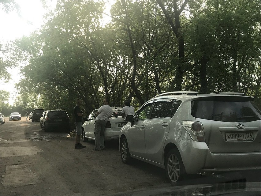 Таксисты не хотят ехать на новую парковку, предпочитая отсиживаться в кустах. Фото: Анжела Галиулина.