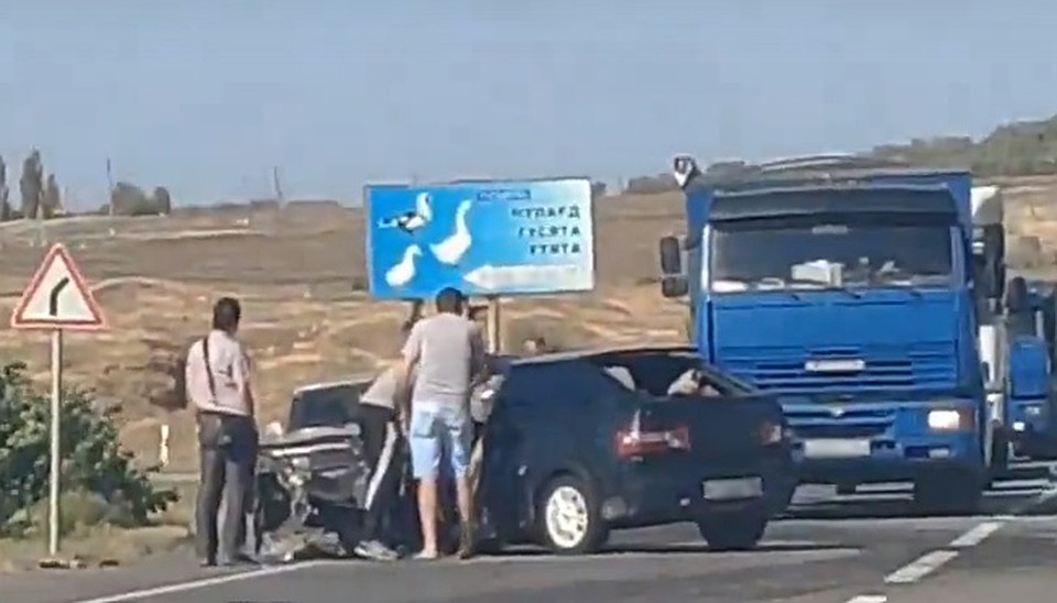 Фото с места ДТП. Стоп-кадр из видео группы ВК "Это Ростов-на-Дону! - Новости".
