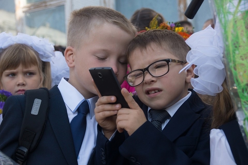 Пока что ограничения действуют только на использование телефонов во время учебы, да и то не везде.