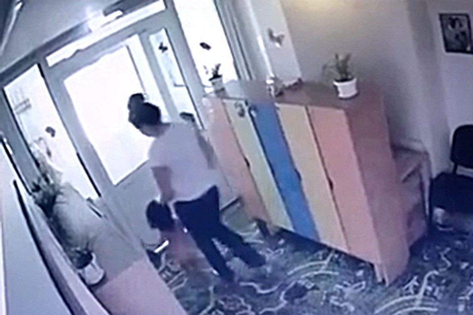 «У самой есть дочь, а она чужих за волосы таскает»: на воспитательницу красноярского детсада завели уголовное дело. Фото: стоп-кадр "Я живу в Красноярске"