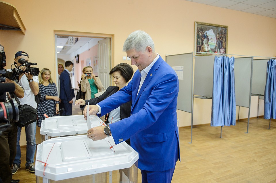 Александр Гусев пришел проголосовал вместе с супругой