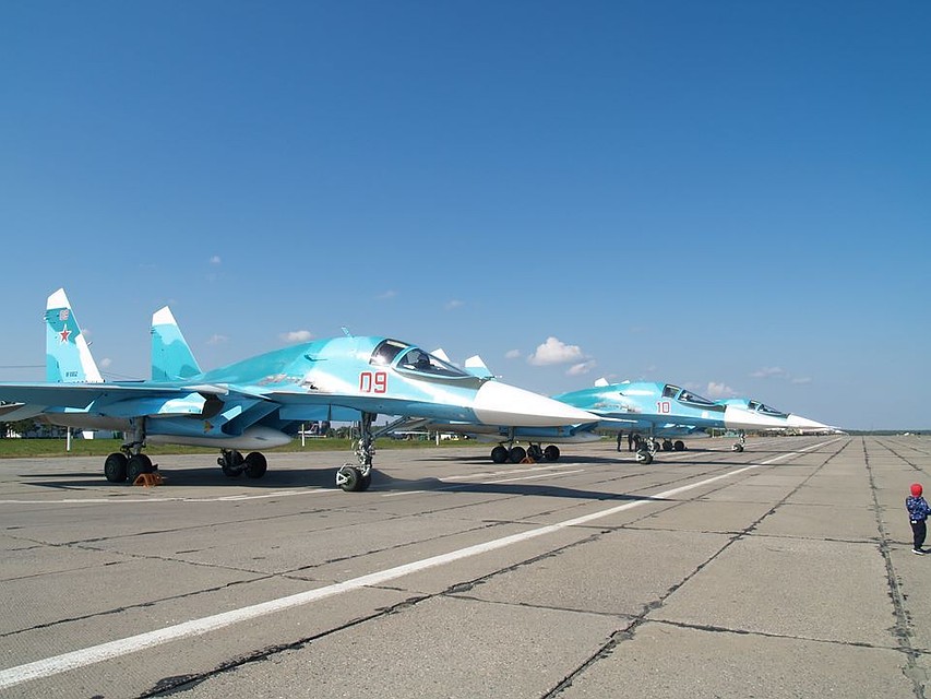 Крутые красавцы Су-34 ласково зовутся "сушками" и "утятами". Фото: Виктор ЗАГВОЗДИН.