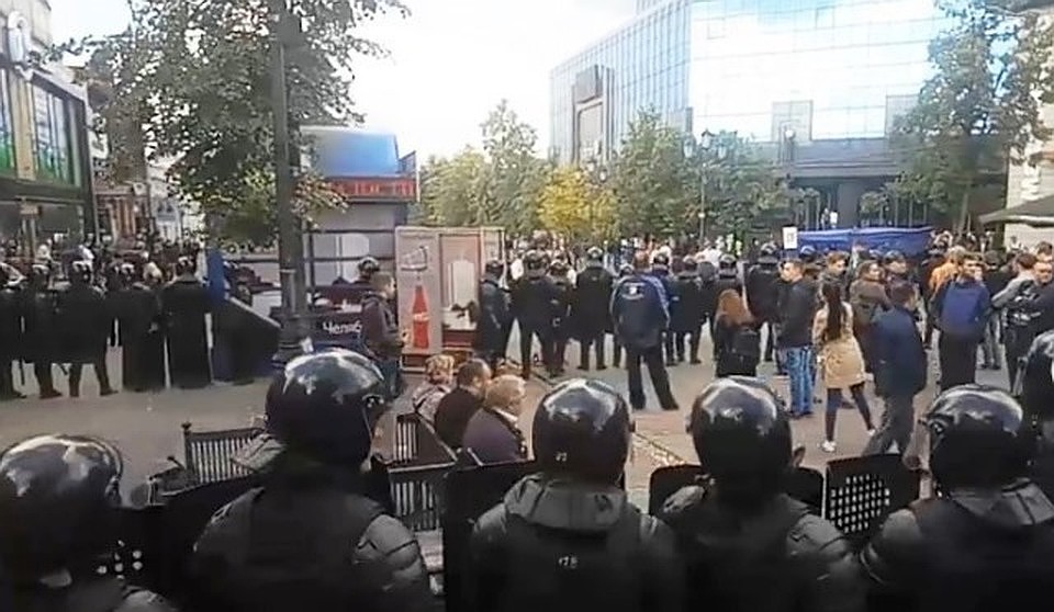 Шествие быстро превратилось в «стояние».