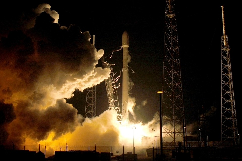 SpaceX запустила ракету Falcon 9 со телекоммуникационным спутником