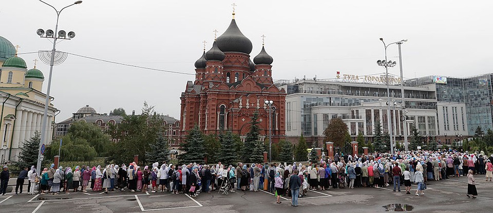 Около собора на площади Ленина собралась тысячи верующих, желающих прикоснуться к святыне. Фото: Правительство Тульской области.