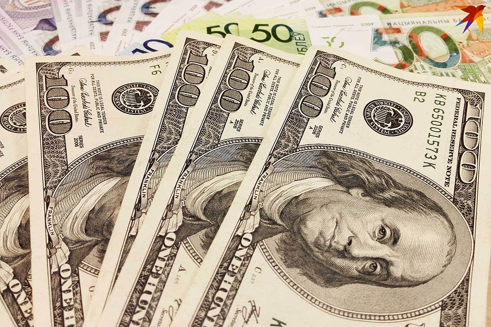 Белорусы активно продают иностранную валюту