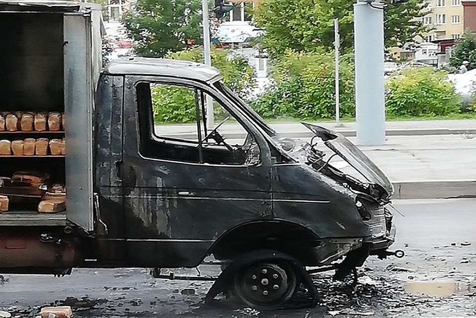 В Тюмени сгорела грузовая ГАЗель с хлебом. Фото vk.com